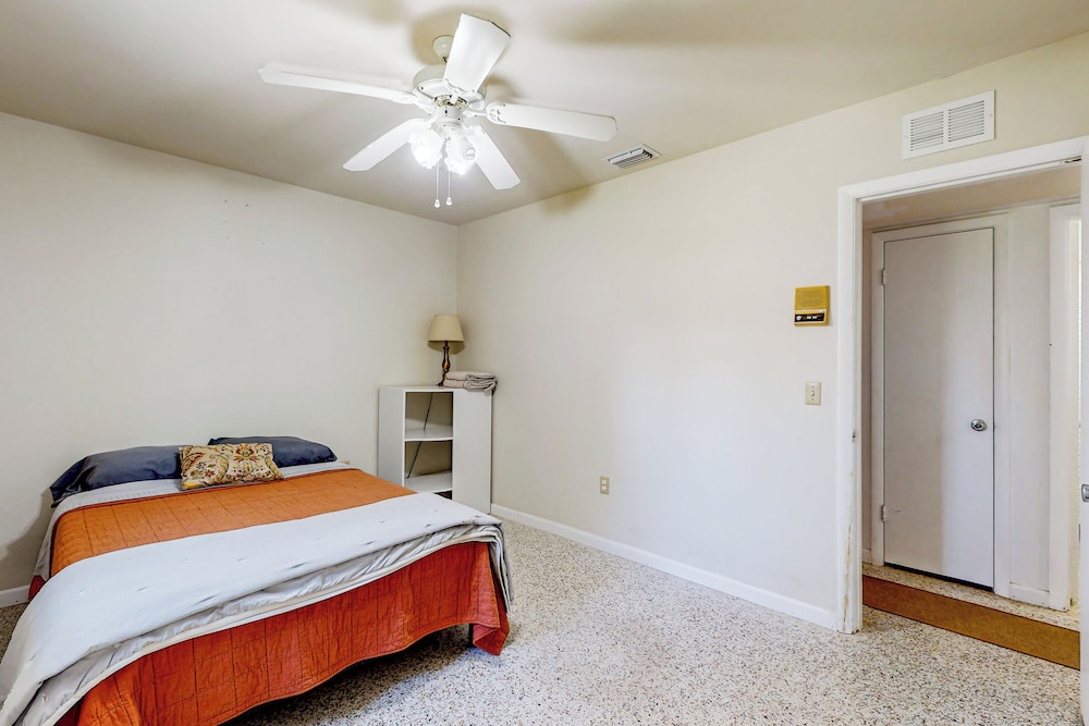 3BR Dog-friendly Home w/ Pool, Fireplace, W/d, A/C