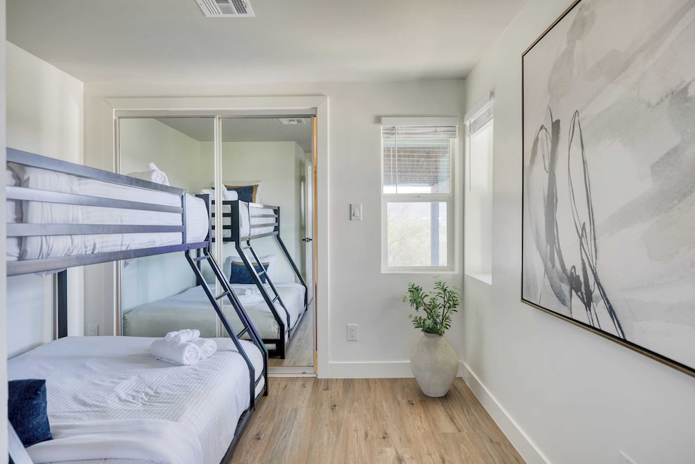 Panoramic Views, Private Pool, Patio Lounge w/ Firepit Royal Palm by Avantstay