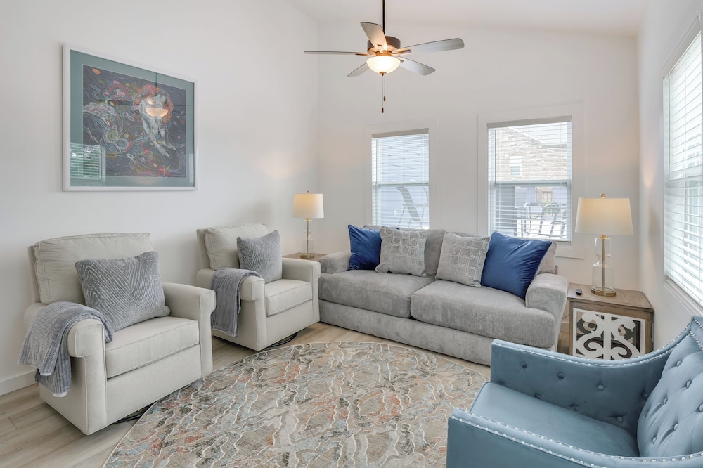 Group Getaway: Lakefront Retreat in Fayetteville!