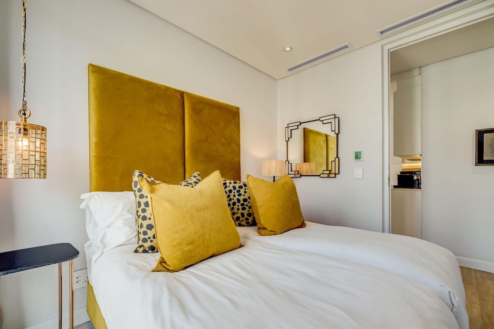 Beautiful Apartment With Mountain Views 404 on N view 5