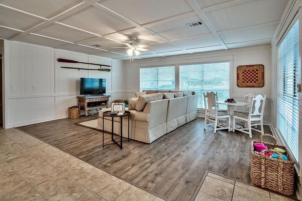 GOOD THYMES 3 Bedroom Holiday Home by Five Star Properties