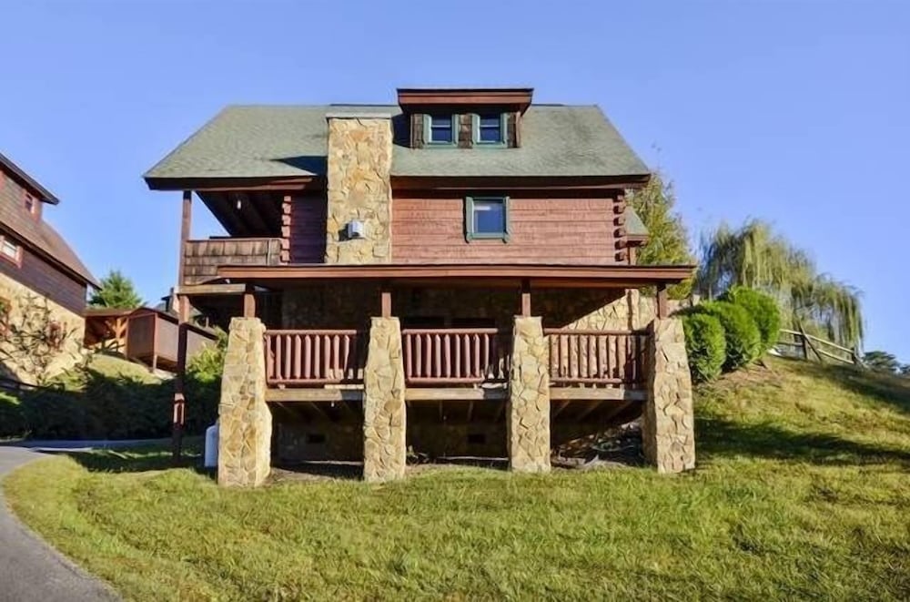 Something Extra 2 Bedroom Cabin by RedAwning view 5