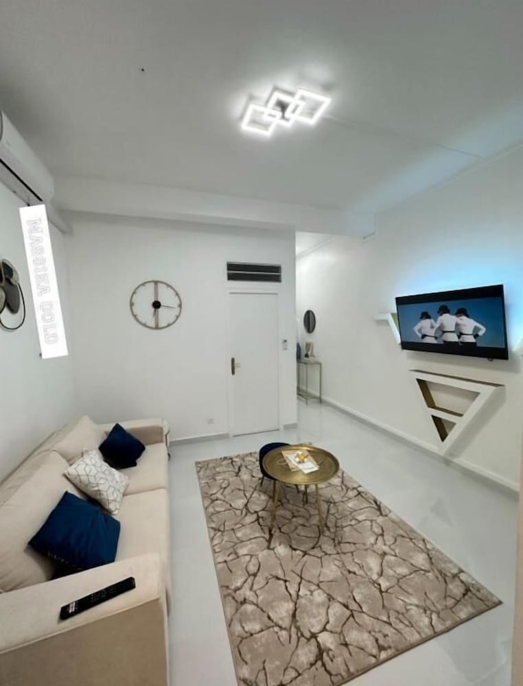 CYRUS HOTEL-HOUSE