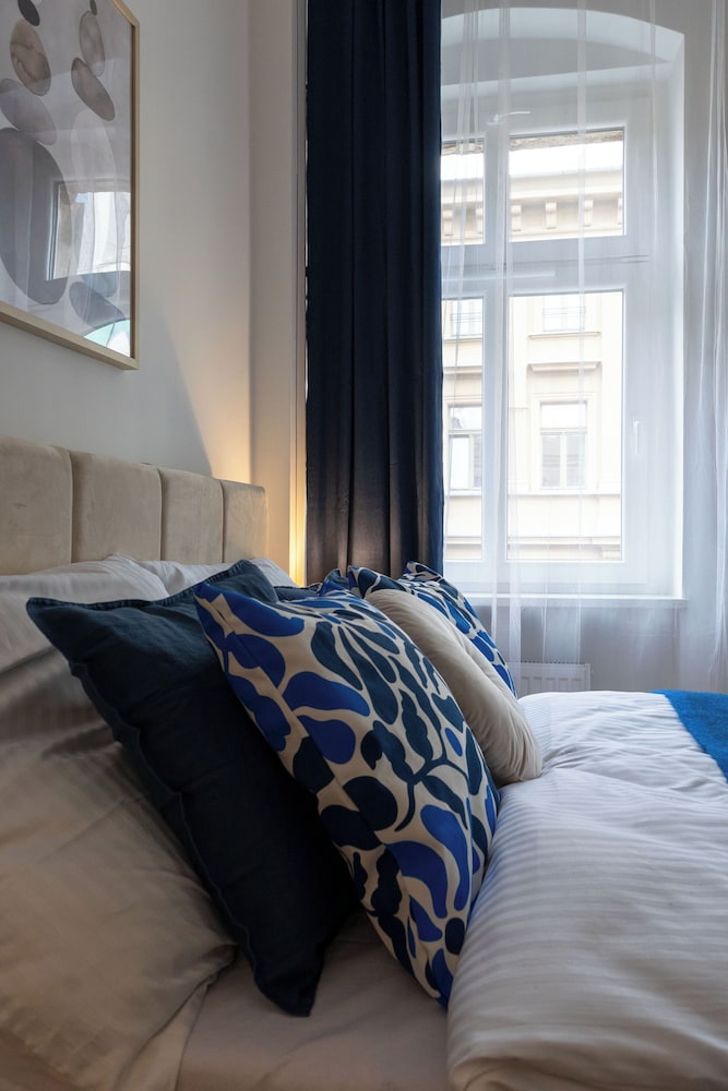 Neon 45 Apartment - ProperUNIT