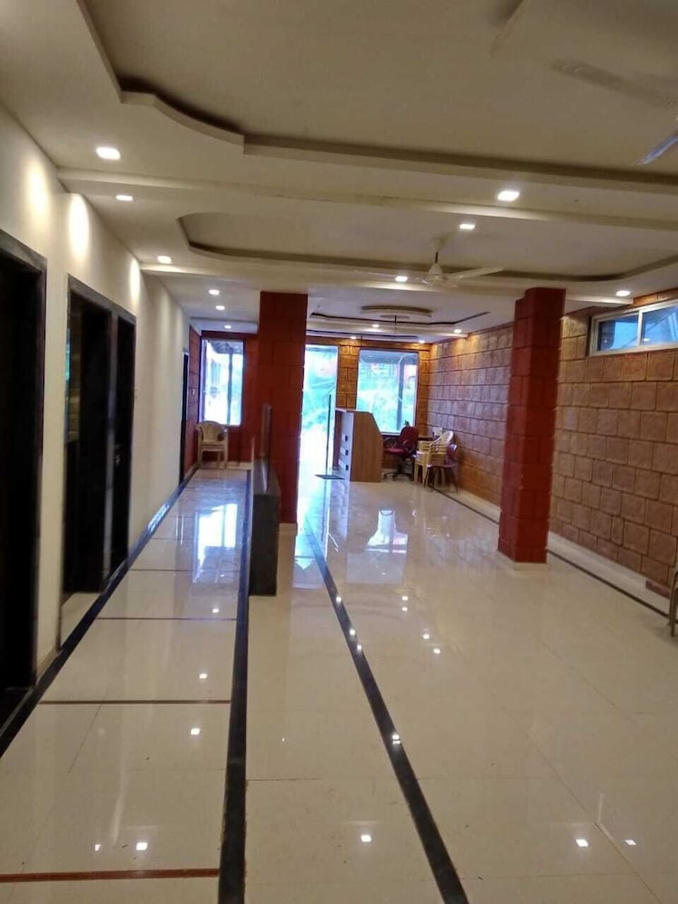 Lobby & Reception