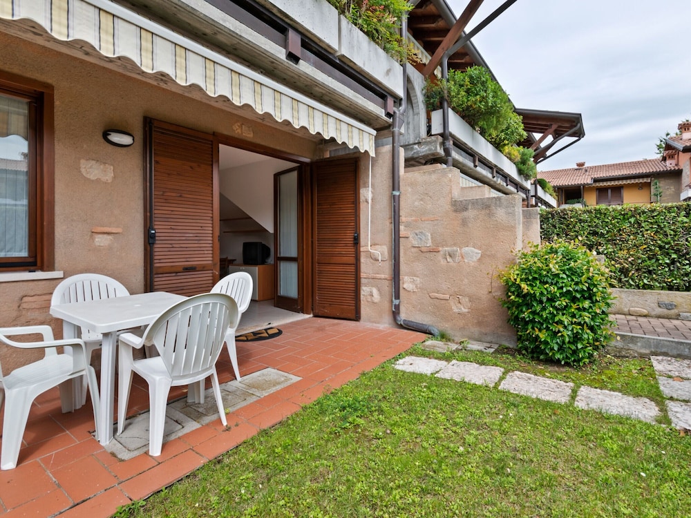 Vibrant Holiday Home in Lazise with Swimming Pool near 2 Lakes