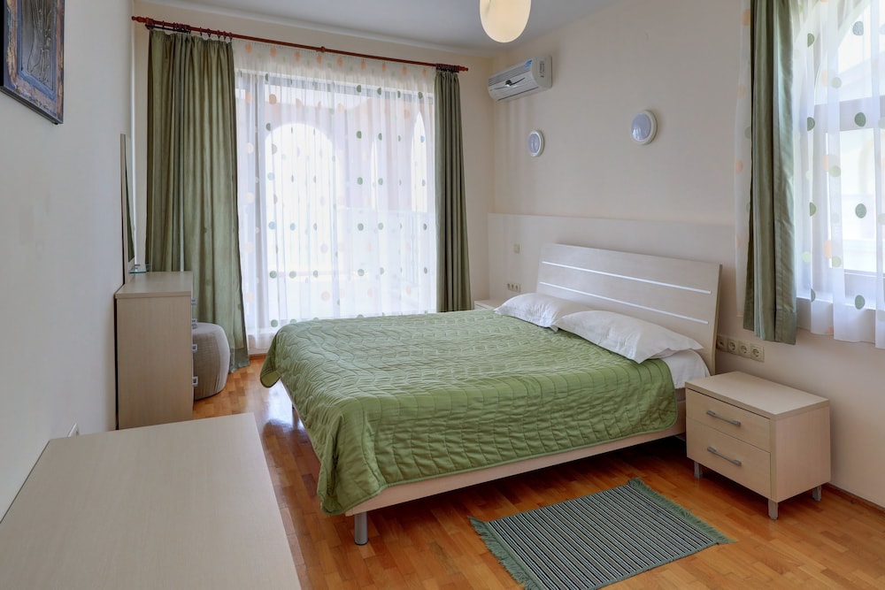 Lighthouse Luxe Estate Apart & Villas