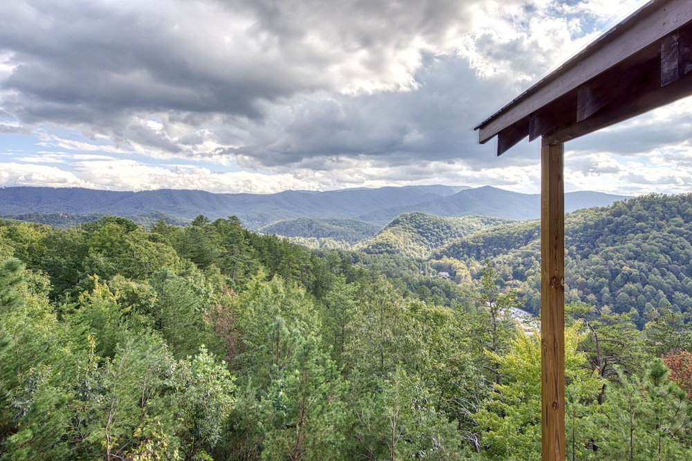 Cabin w Amazing Views Theater Firepit Hot Tub