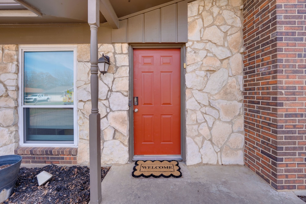 3 Mi to Dtwn Denton: Getaway w/ Furnished Patio!