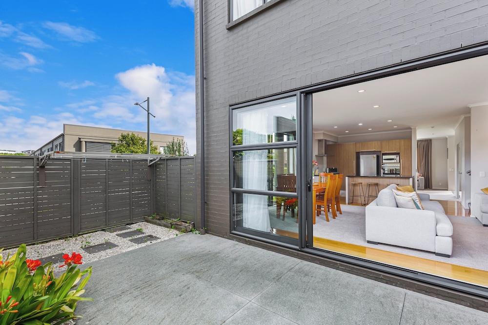 Comfy 4BR Home w/ Mt. Wellington View Zodiak Stays