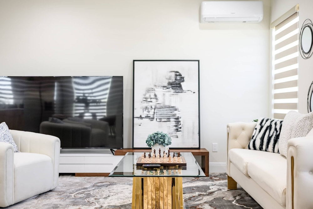 Stylish New Home Bright, Modern & Fully Stocked