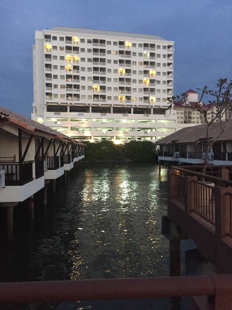 CMK & Private Water Chalet
