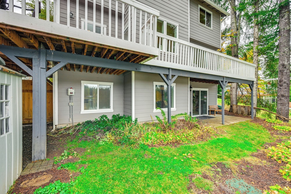 Lakefront Gem w/ Deck & Grill in Shelton