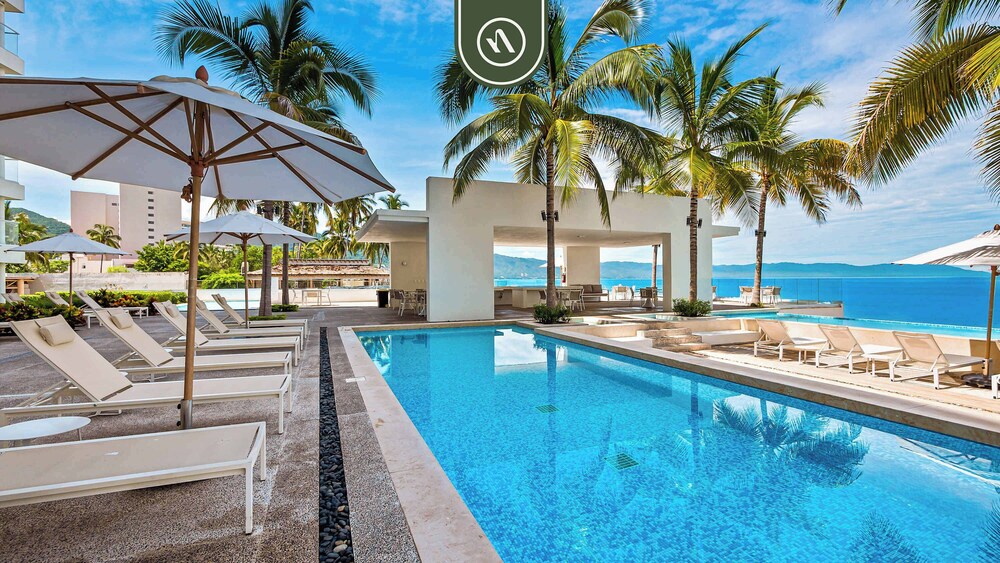 New Oceanfront 2 BR Condo - Gym - Beach - Pool