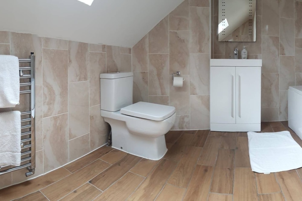 Gyllingeham Suite 2 view 3