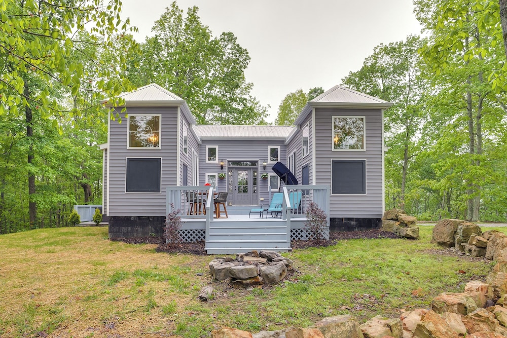 Cozy Couple's Retreat w/ Hot Tub in Smithville!