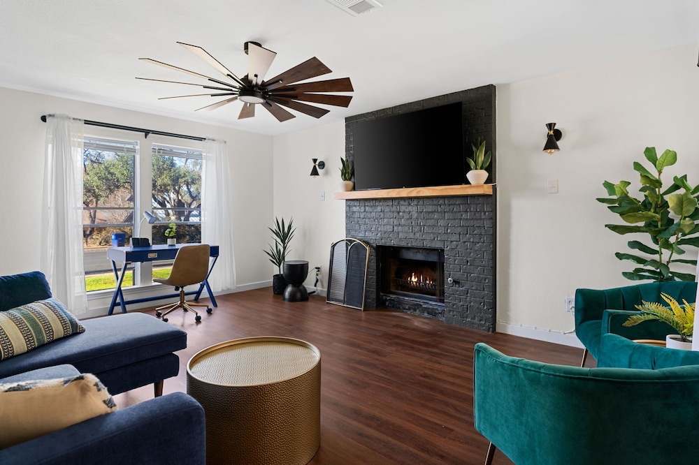 Hillside 3BR KingClose to DT Domain Q2