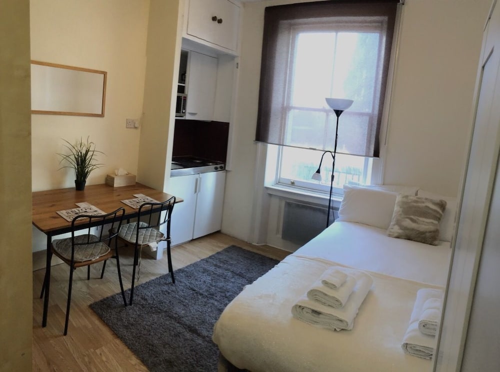 Victorian House 2 Bed 2 Bath Next to Barbican Tube