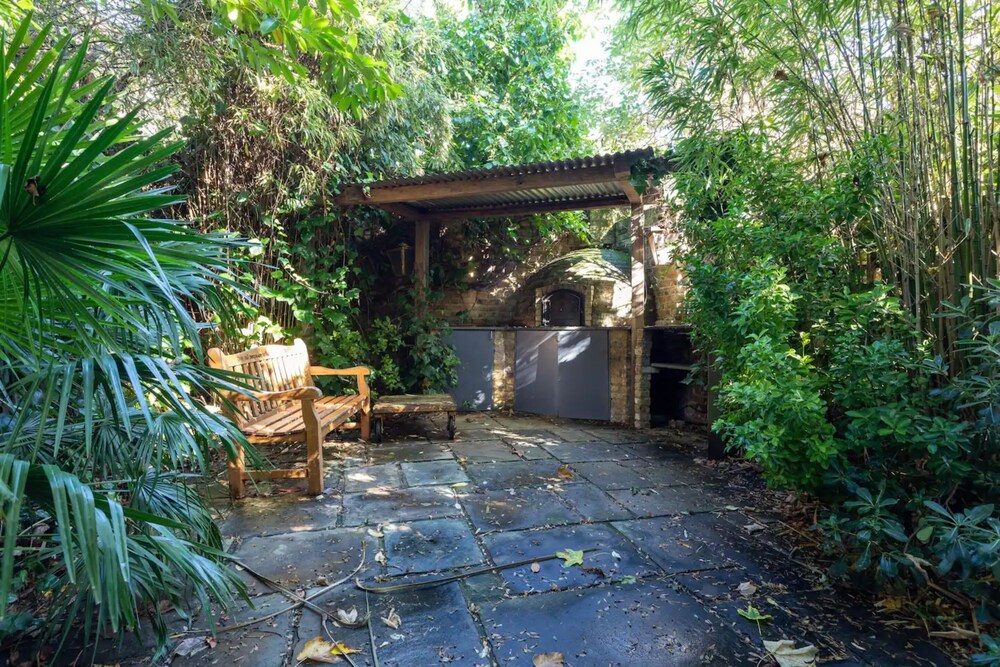 Charming 2 Bedroom House in Angel