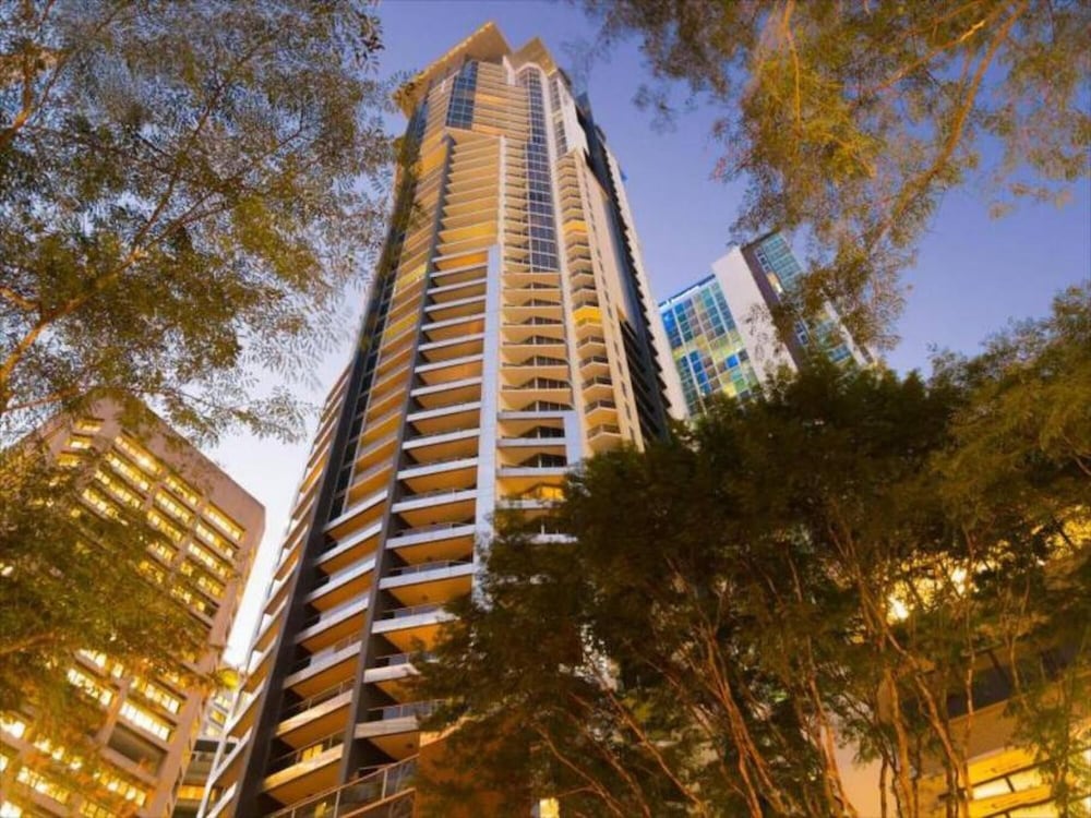 Brisbane Vacations - 2BR Stunning Views CBD Pool Gym Netflix - Property Image 2