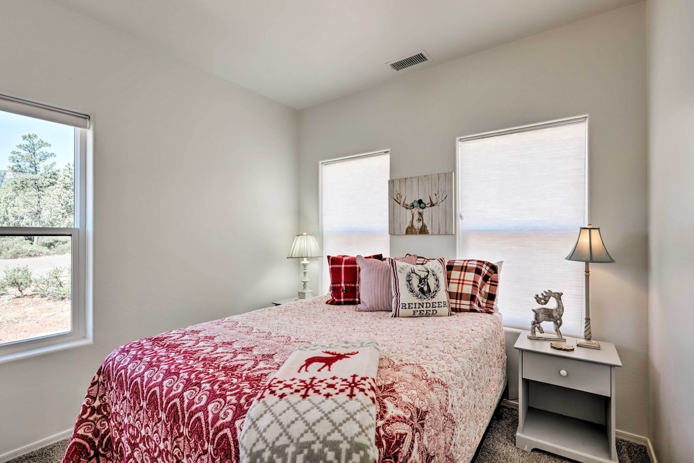 Payson Vacations - Lavish Pine Cabin w/ Hot Tub, Deck  Mountain View - Property Image 3