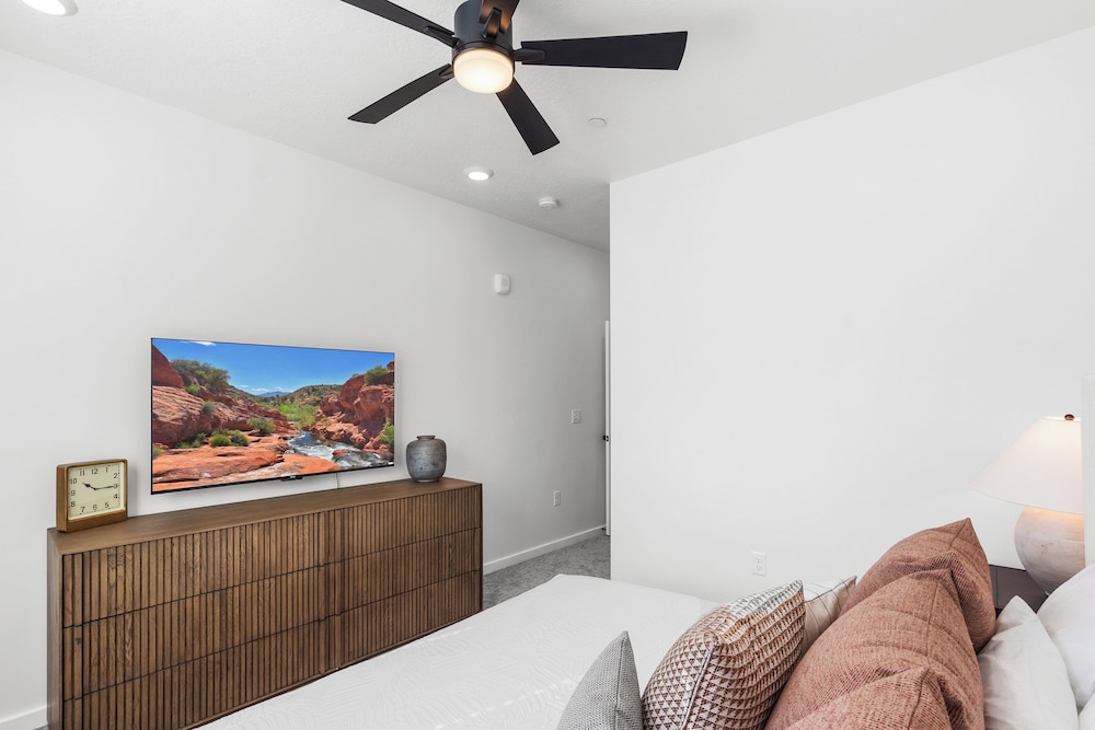 Brand New! Desert Cliff Sleeps 20 Guests!