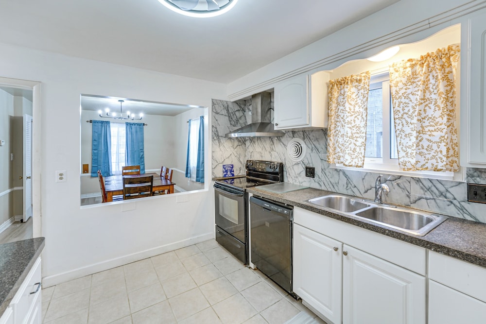 15 Mi to Dtwn Detroit: Cozy Family Home w/ Yard!