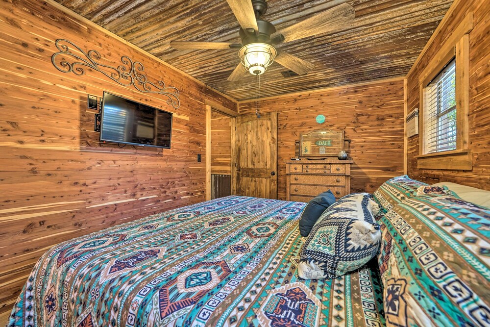Relaxing Hochatown Cabin w/ Deck & Hot Tub! view 4