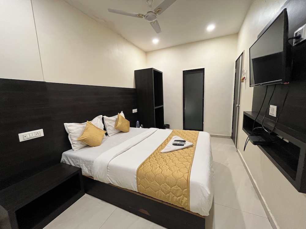Mumbai Vacations - Hotel Wind Flower Regency - Near Kokilaben Hospital - Property Image 12