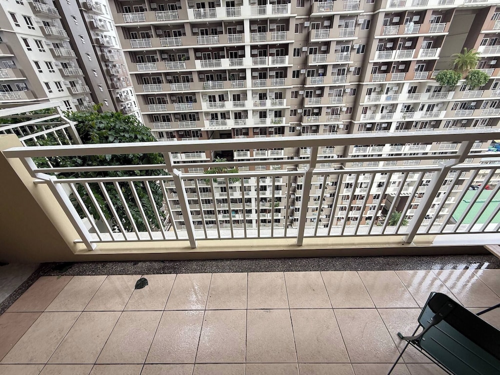 Aesthetic Cozy Apartment Condo With Pool Balcony & Deck