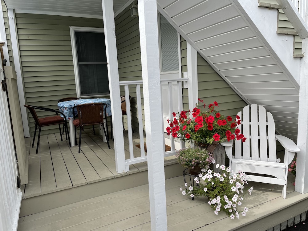 Moontide Motel Cabins & Apartments