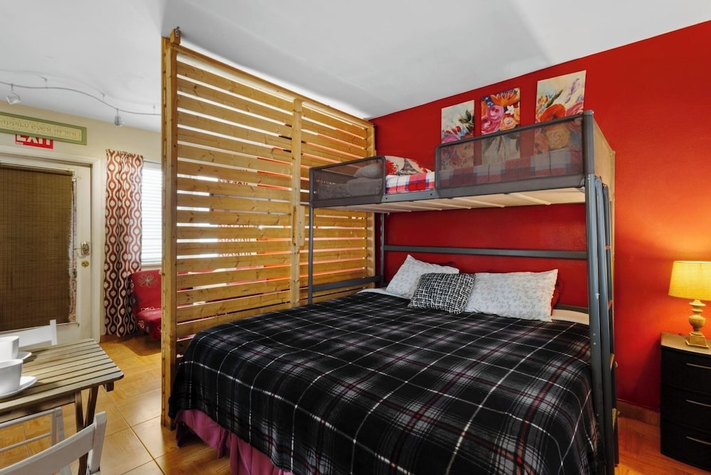 1BR Pet-friendly Studio Parking & Backyard BBQ