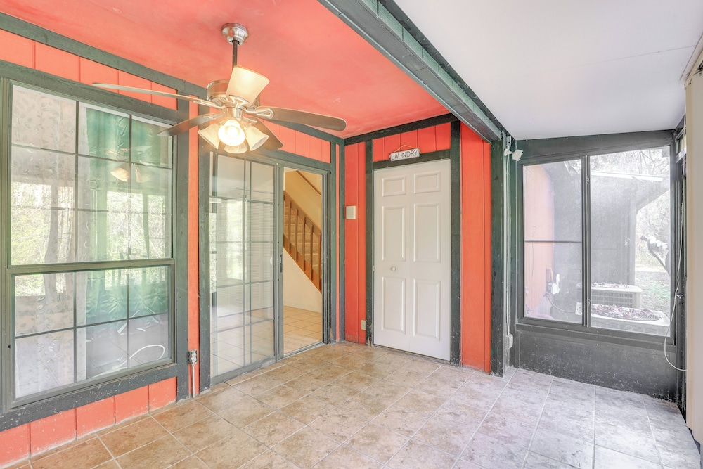 3 Mi to UF Campus: Charming Gainesville Townhome
