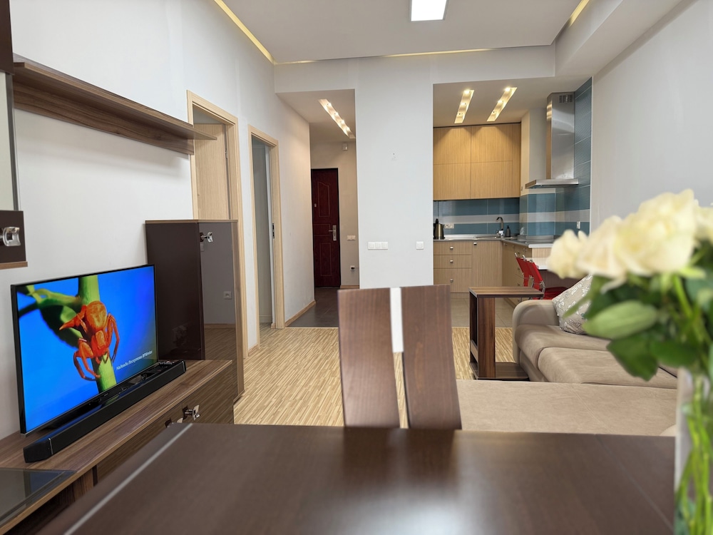 Deluxe 2-bedroom apartment by Sweet Home