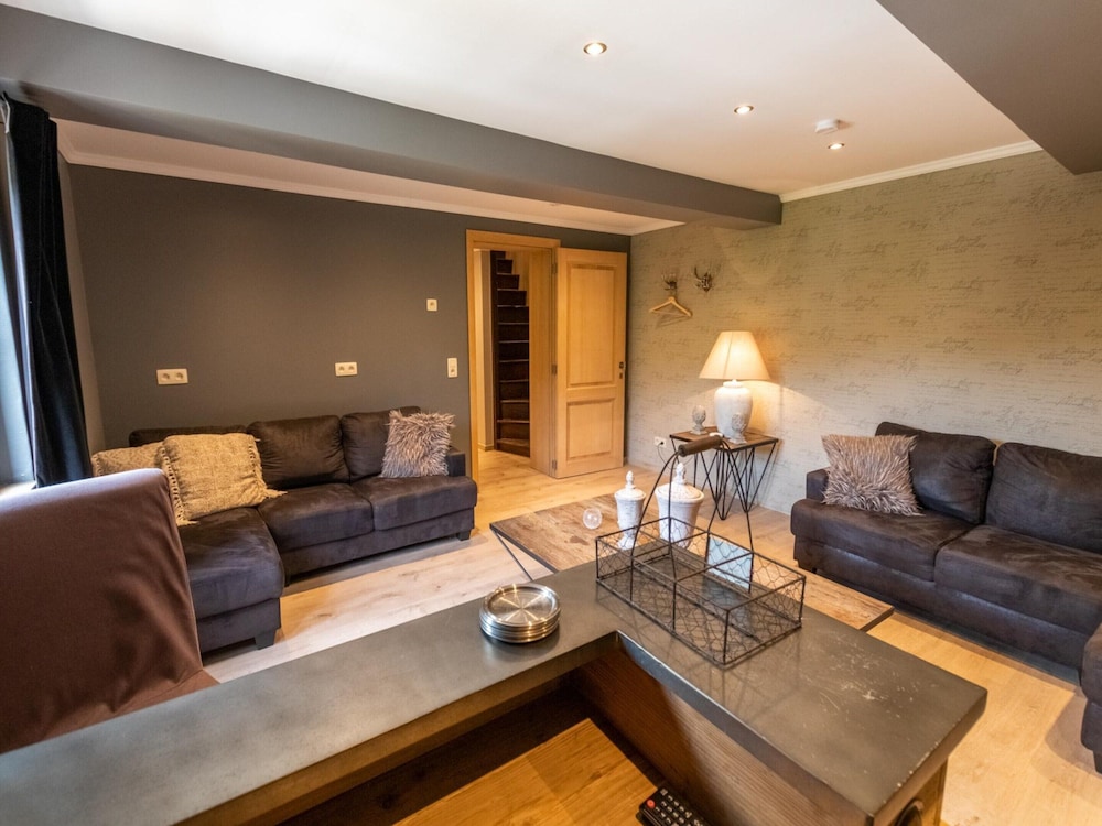 Farmhouse by Lake Coo With Jacuzzi