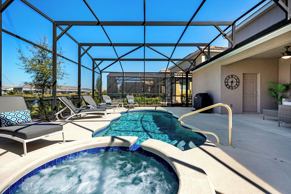 Solterra- LakeView - Private Pool & Spa