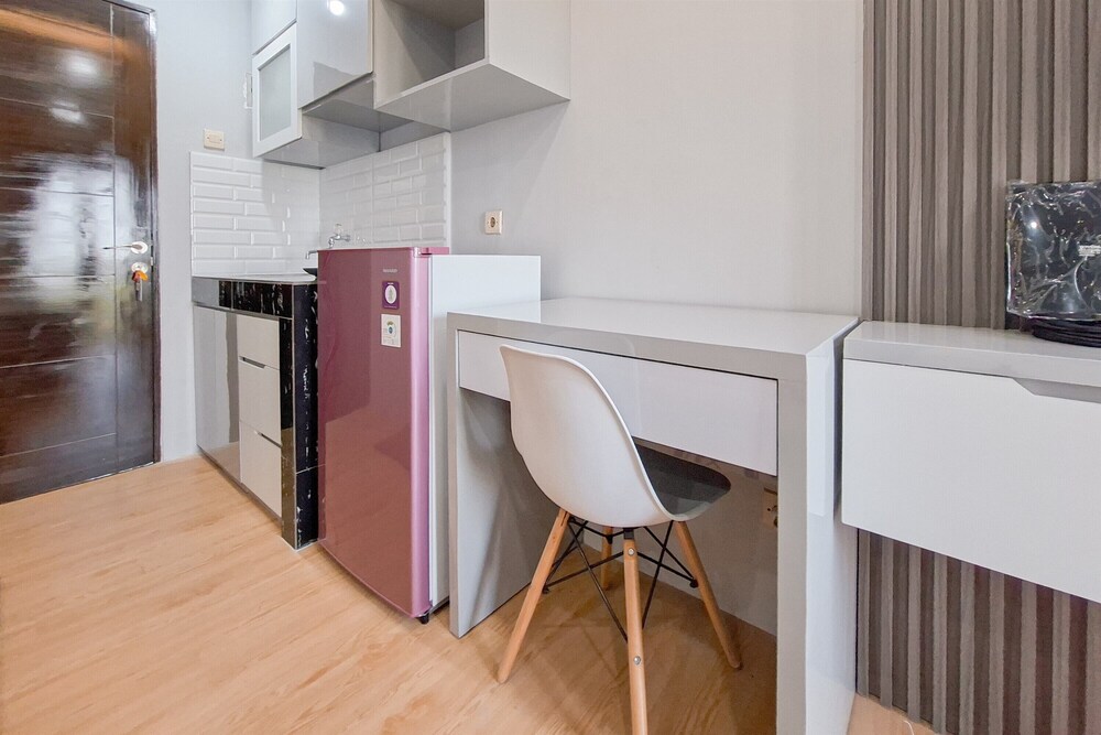 Modern Chic Studio At Sky View Apartment