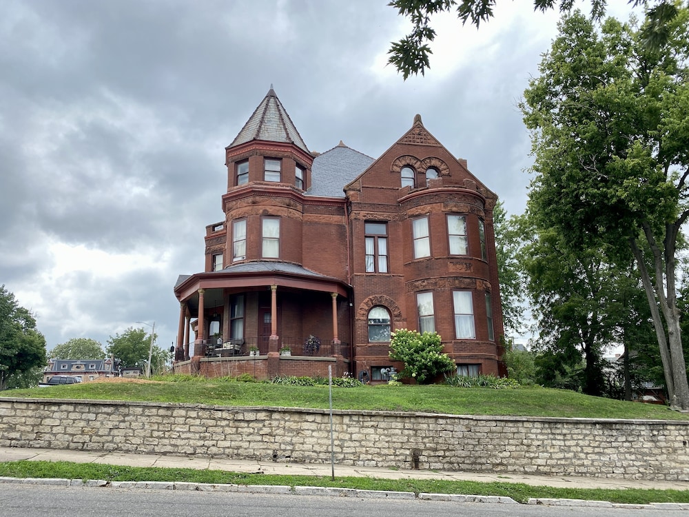 Vineyard Mansion & Carriage House Bed & Breakfast