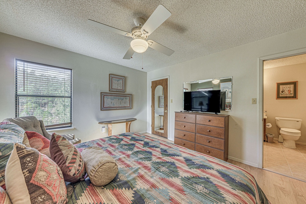 1 Mi to Downtown Ruidoso: Peaceful Forested Cabin!