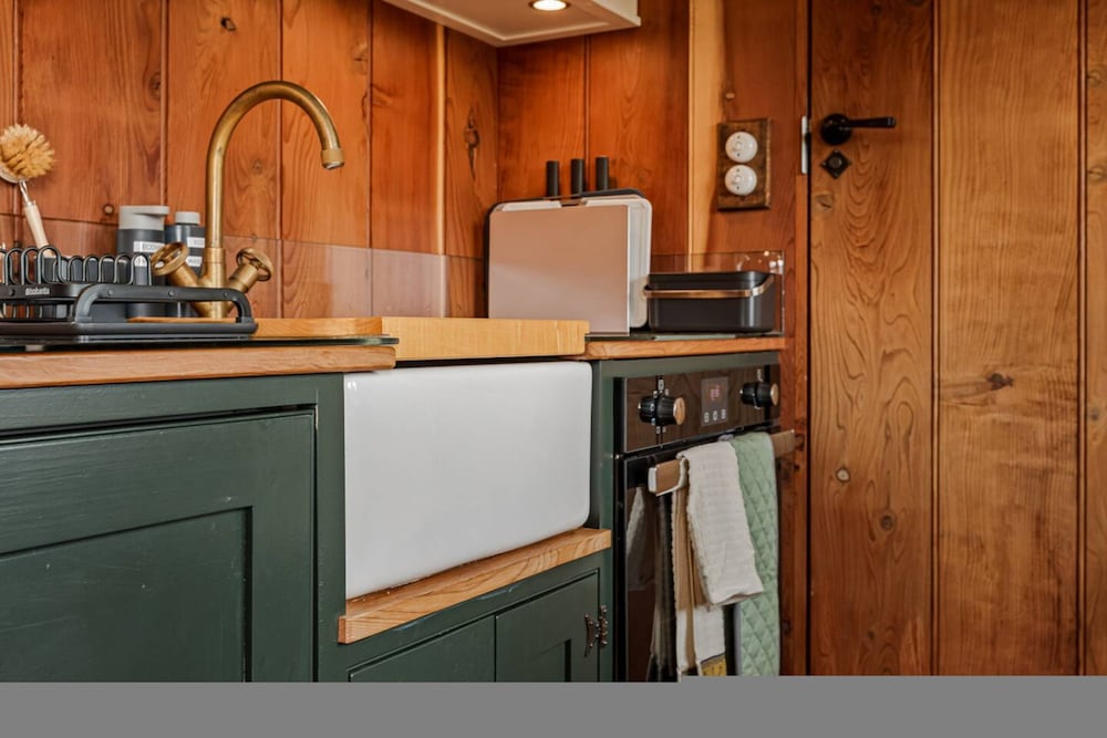 Drovers Hill at Stonor - Redwood - Shepherds hut