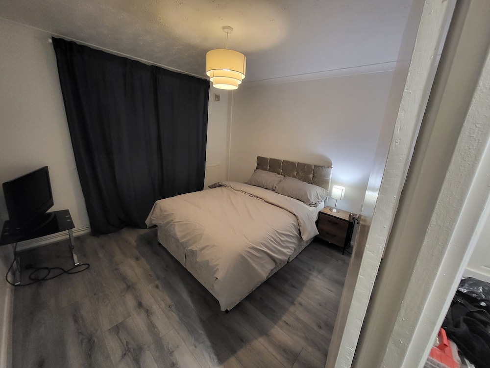 Charming 2-bed Apartment in Grays view 5