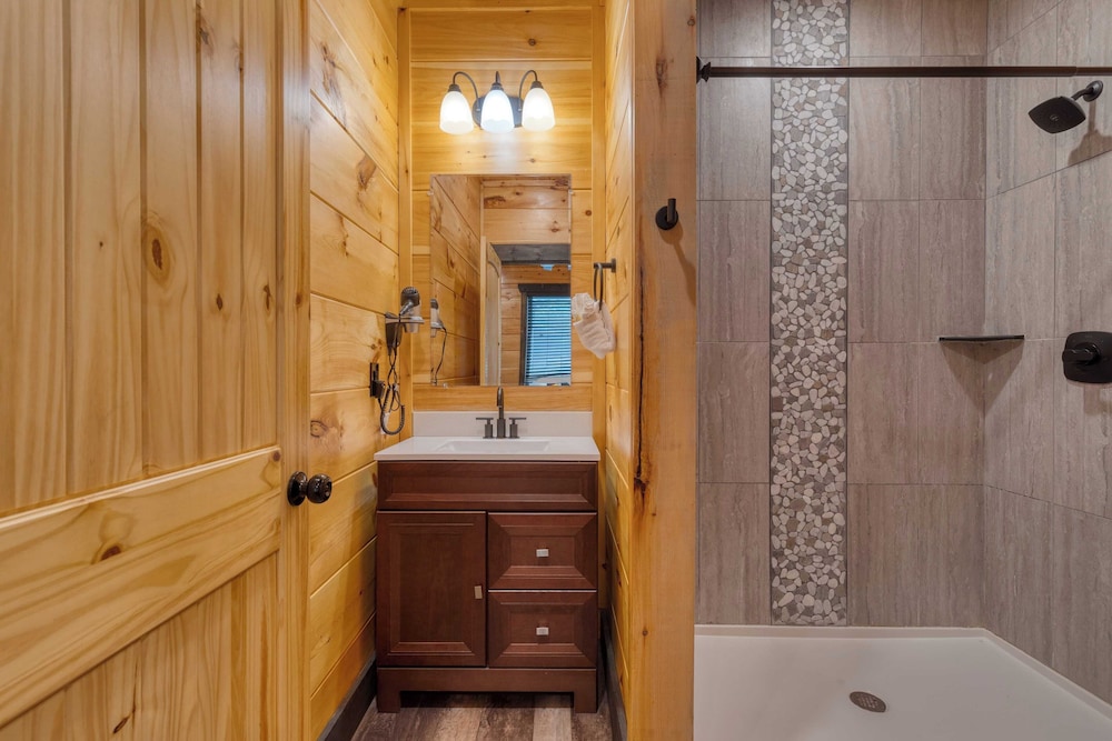 All Fun & Games by Avantstay Indoor Pool, Game Room, Theater, Mountain Views Near Pigeon Forge & Dollywood