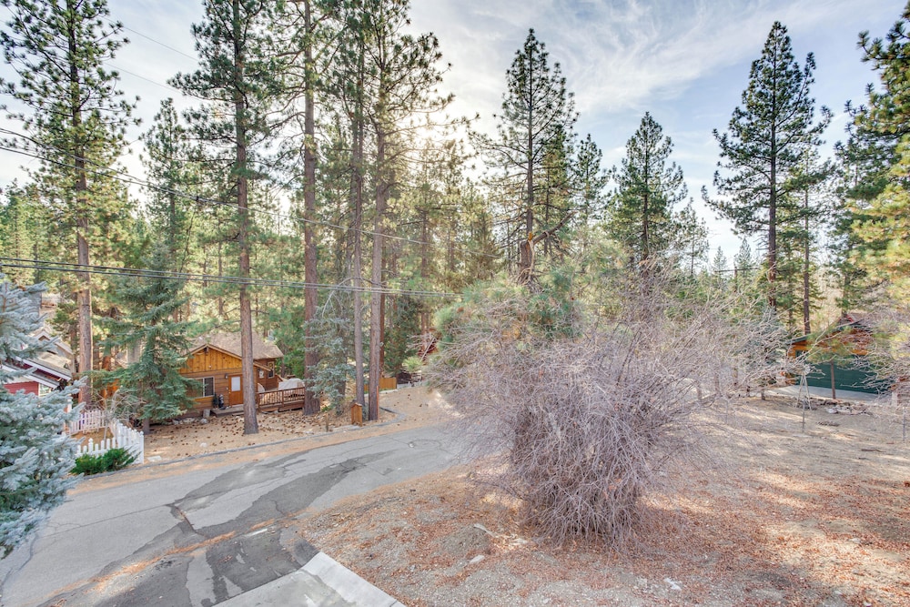 2 Mi to Big Bear Mtn Resort: Cabin w/ Updated Deck