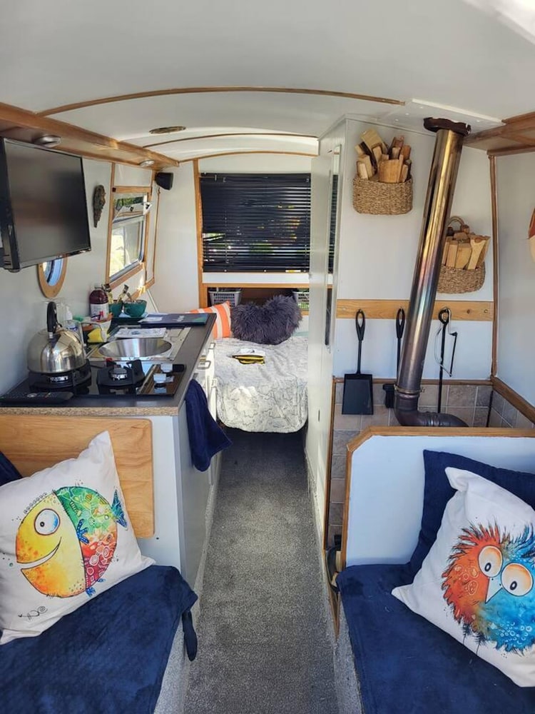 Charming Baby Narrowboat Apsley Marina view 2