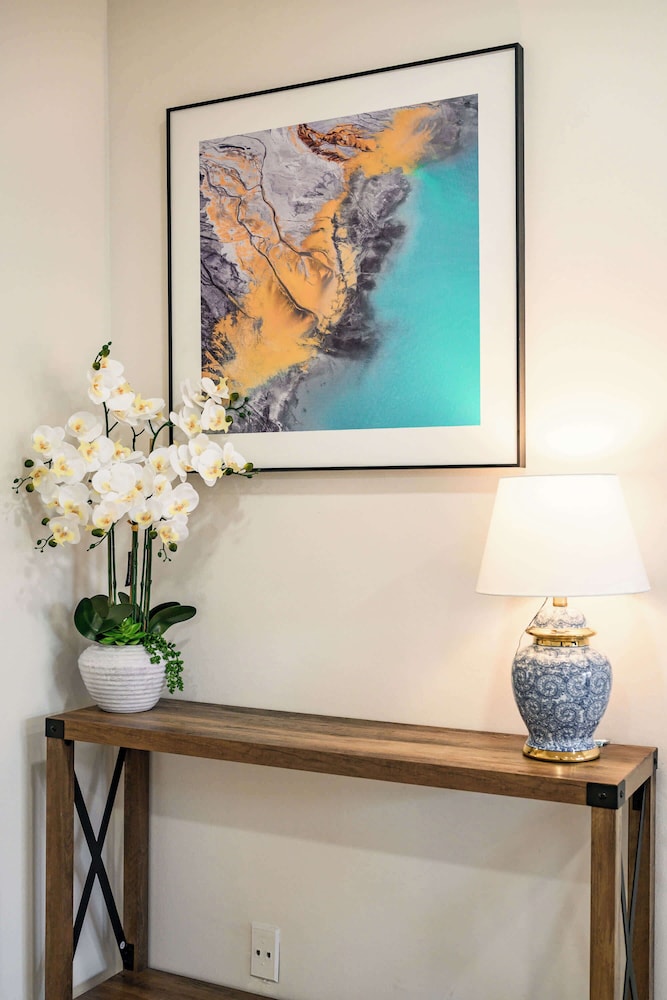 Modern Cozy Retreat Stylish Stay With Patio & Parking