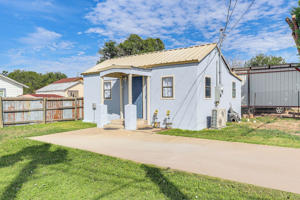< 1 Mi to Enmu: Pet-friendly Home in Portales!