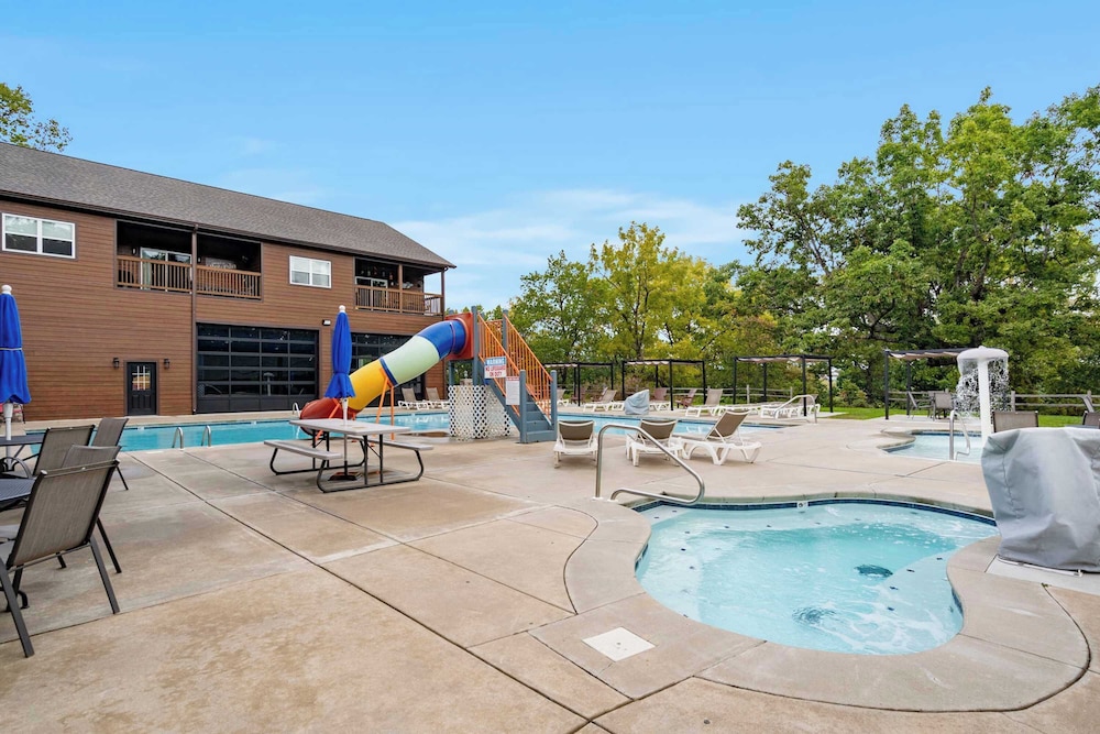 Serenity Oaks Stay for 16!