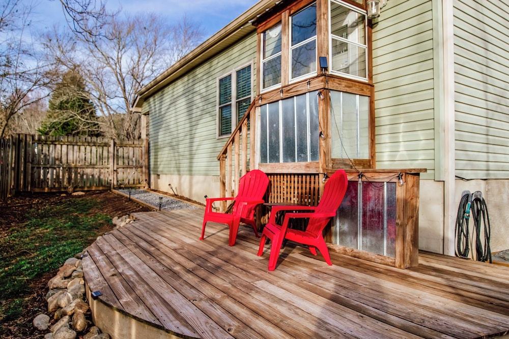 1 Mi to Dtwn Black Mountain: Home w/ Patio & Yard