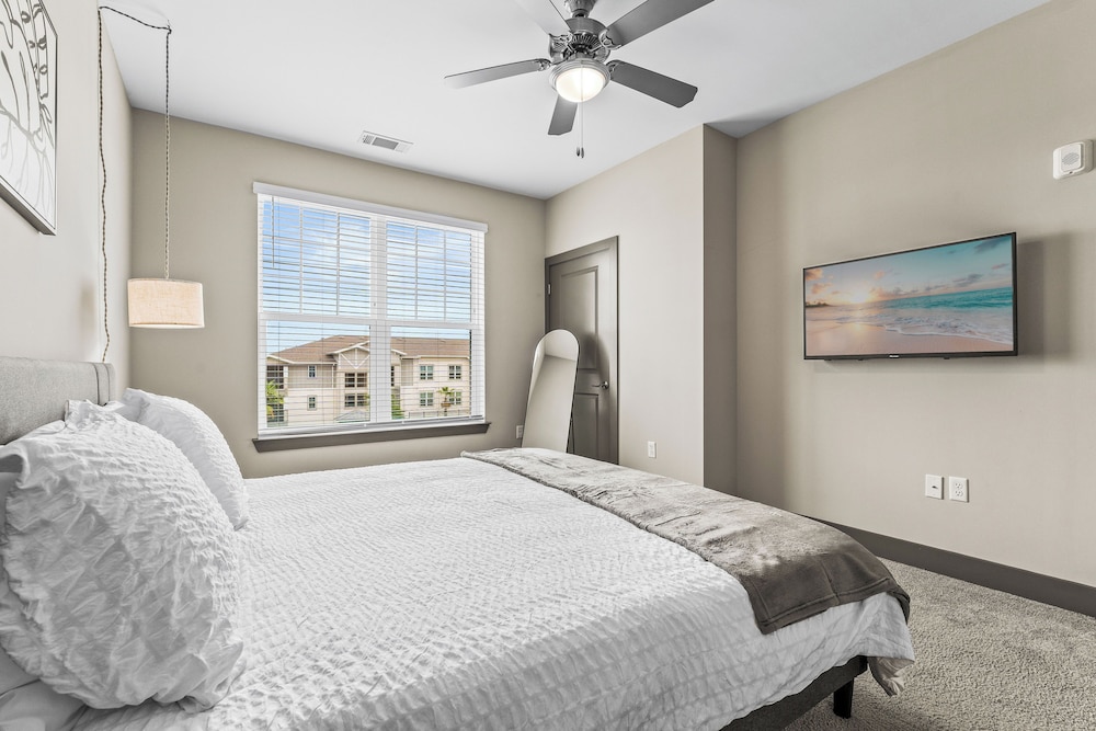 Monarch Apartments 15m to Parks, Pet Friendly, Free Parking by Heavenly Homes