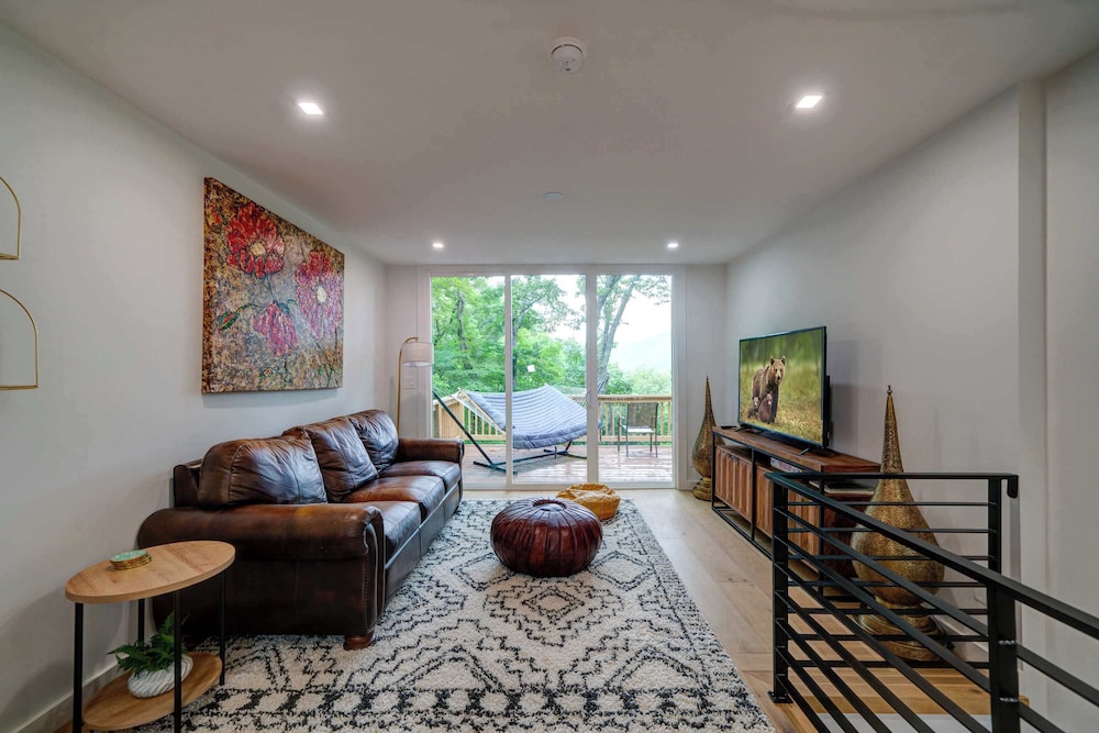 Mountain Views in Private Lake and Golf Community!